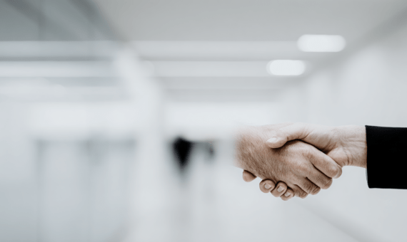 Interesų konfliktas darbo santykiuose: kaip darbdaviui teisėtai atleisti darbuotoją